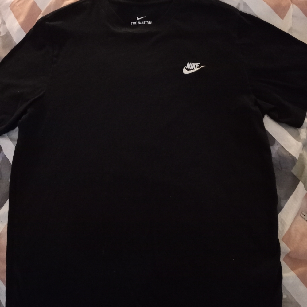 (NWT) Mens Nike Tee. Size L.